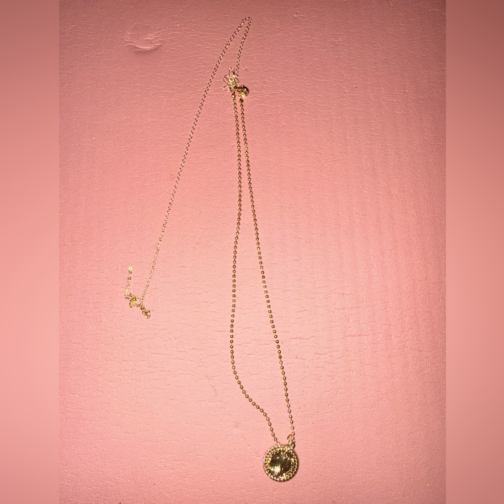 LIKE NEW Elegant Gold Queen Elizabeth pendant Necklace